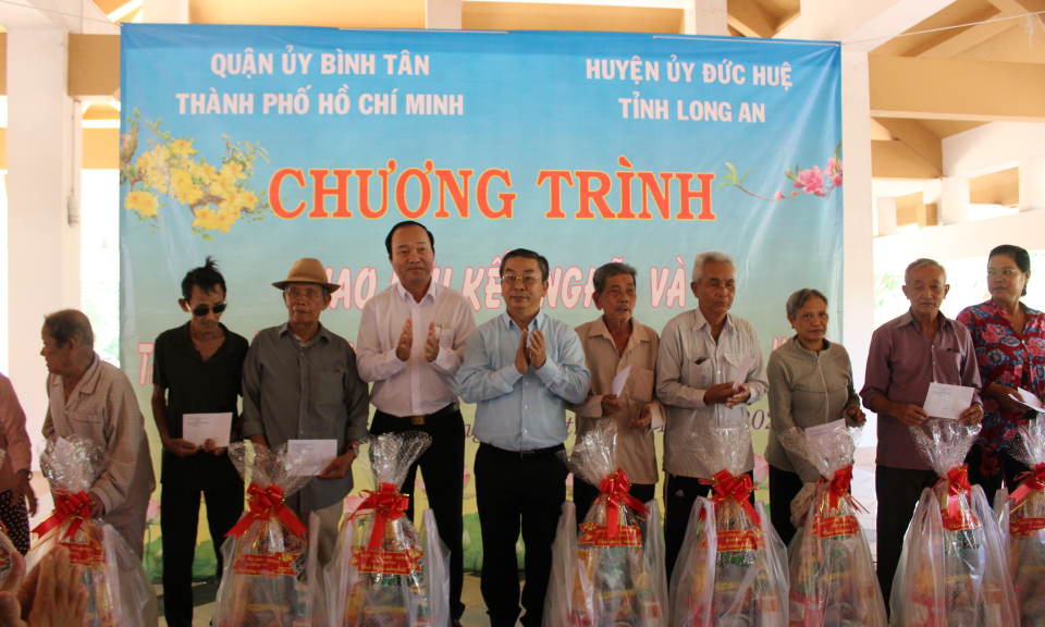 Đức Huệ: Giao lưu kết nghĩa với quận Bình Tân