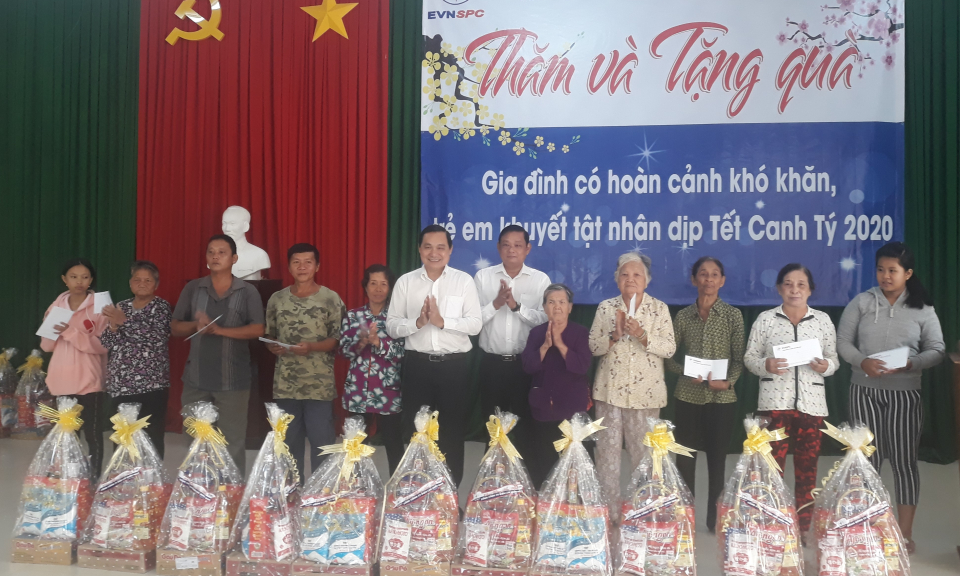 Trao quà tết cho hộ nghèo Đức Hòa, Tân Trụ và các tổ chức tôn giáo huyện Thủ Thừa