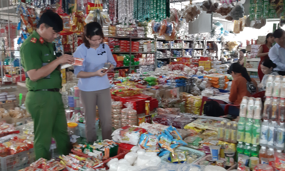 Tân Thạnh: Kiểm tra an toàn vệ sinh thực phẩm dịp tết nguyên đán 2020