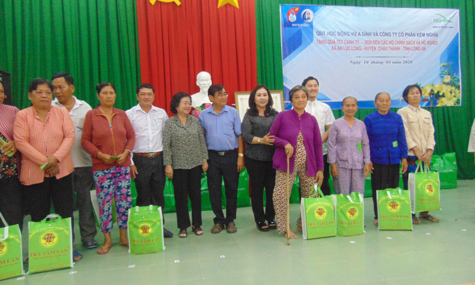 Nguyên Phó Chủ tịch nước Trương Mỹ Hoa tặng quà tết tại huyện Châu Thành