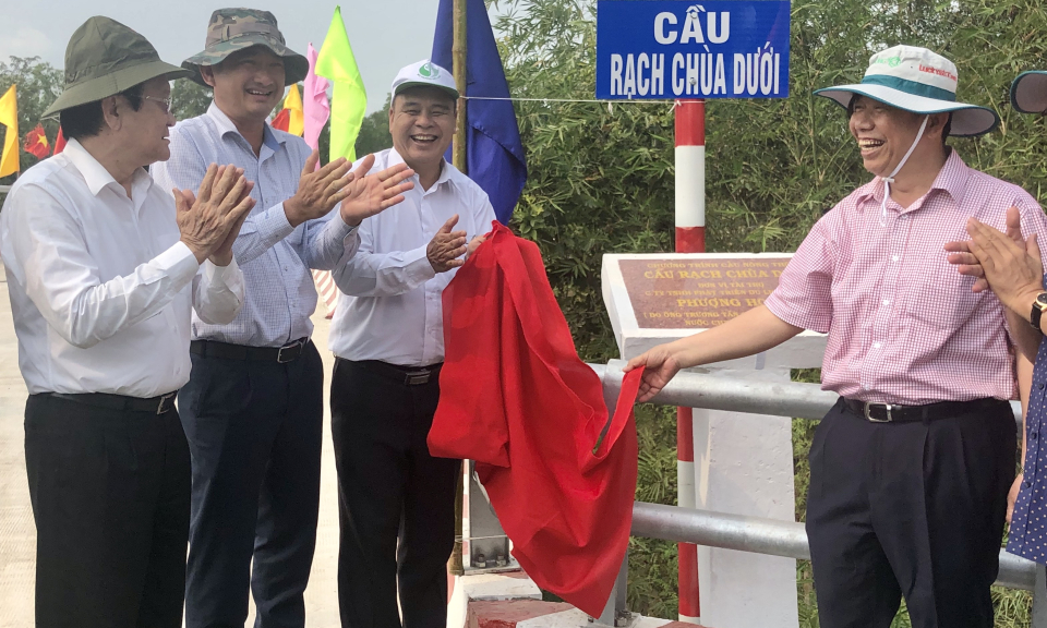 Nguyên Chủ tịch Trương Tấn Sang dự lễ khánh thành cầu giao thông ở Thủ Thừa