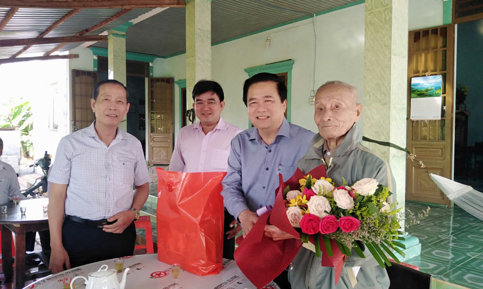 Bí thư tỉnh ủy Long An thăm, tặng quà tết tại Đức Hòa