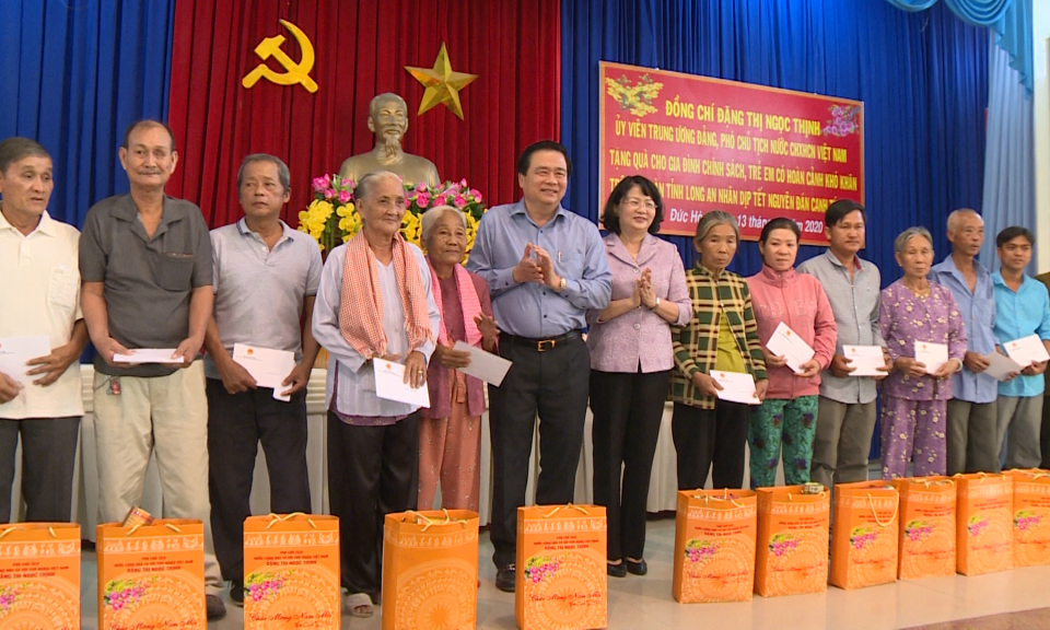 Phó Chủ tịch nước Đặng Thị Ngọc Thịnh tặng quà Tết cho gia đình chính sách, trẻ em có hoàn cảnh khó khăn huyện Đức Hòa