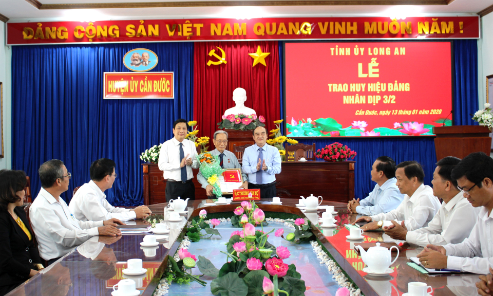 Tỉnh ủy Long An trao huy hiệu 70 năm tuổi Đảng cho đảng viên Phan Văn Hòa tại Cần Đước