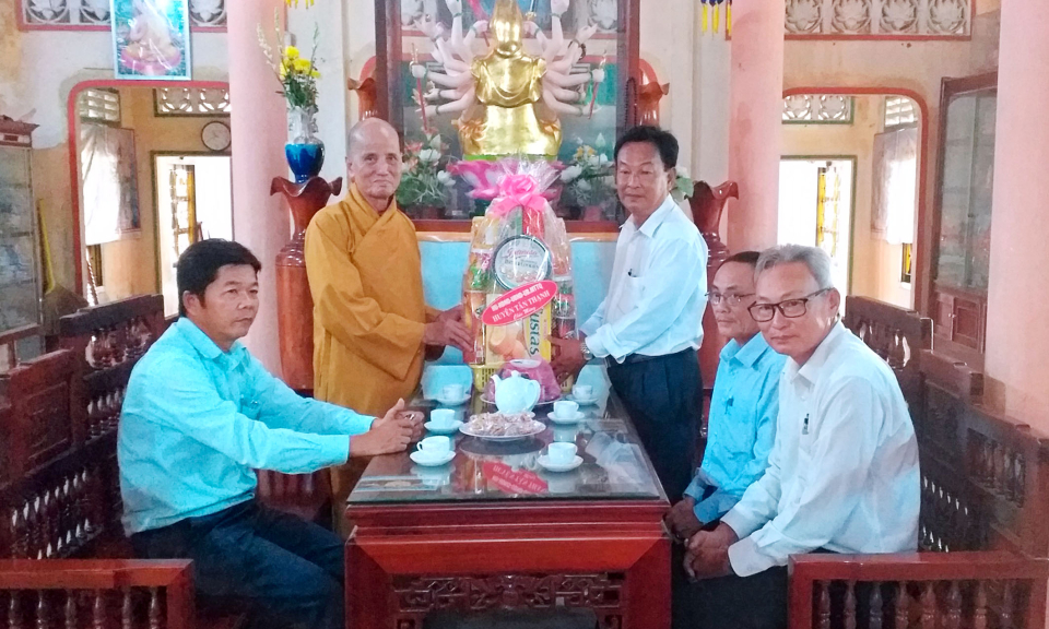 Tân Thạnh: Chúc tết các cơ sở thờ tự và giáo xứ, nhà thờ nhân dịp tết Nguyên đán Canh Tý 2020