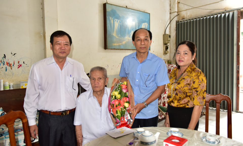 Tân Hưng: Tỉnh ủy Long An thăm và tặng quà cho đảng viên cao niên