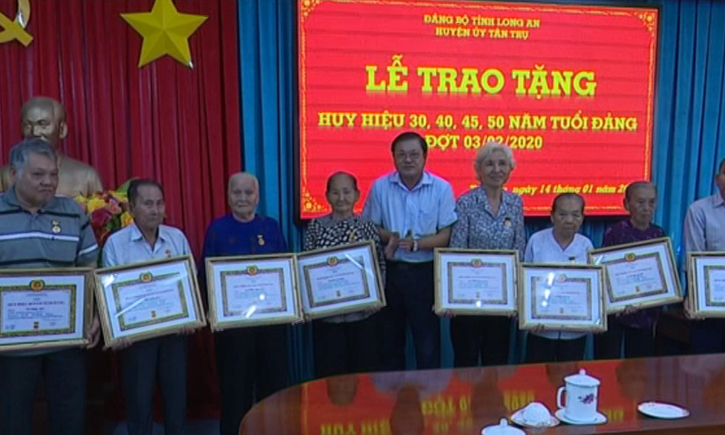 Tân Trụ: Trao huy hiệu đợt 3/2 cho đảng viên cao niên