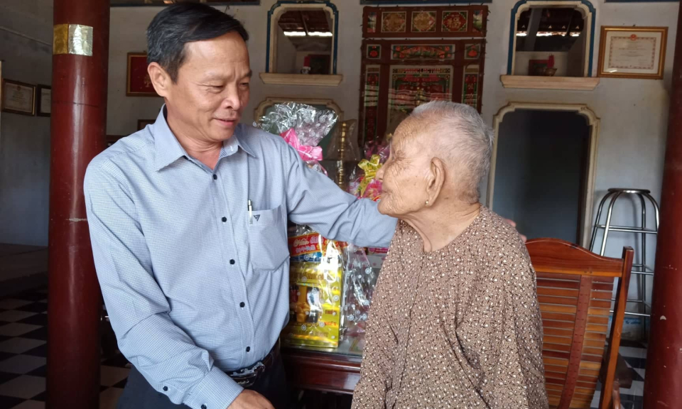 Bến Lức : Trao quà cho gia đình chính sách, gia đình nghèo vui xuân đón tết
