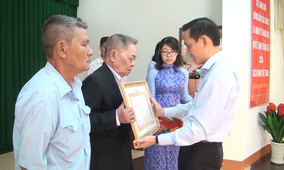 Đức Hòa: Trao tặng huy hiệu Đảng cho các đảng viên cao niên