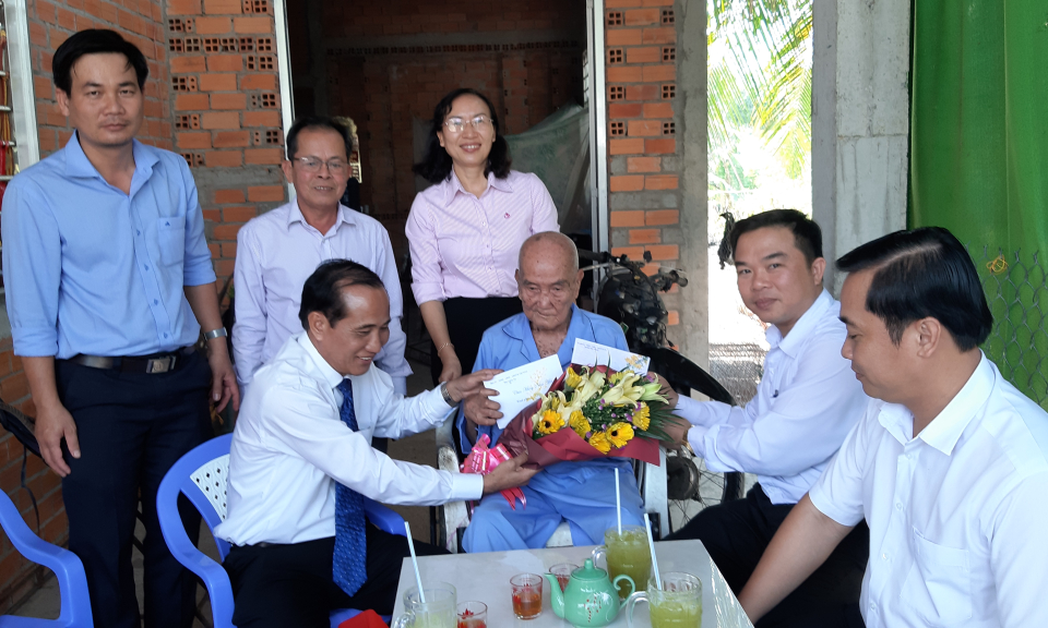 Thăm chúc tết và tặng quà cho đảng viên cao niên huyện Tân Thạnh
