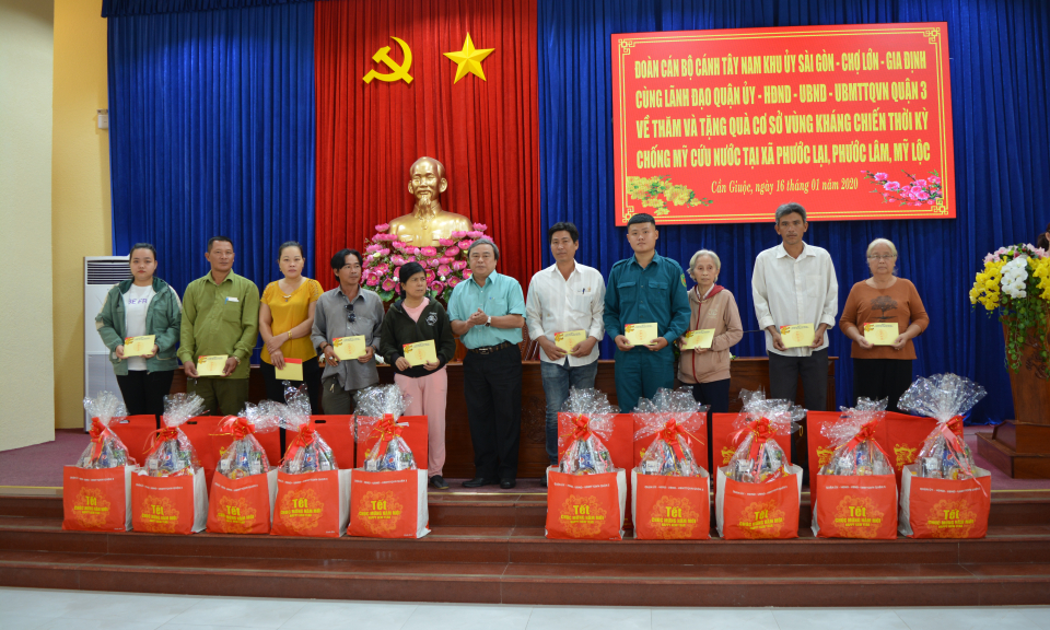 Long An chăm lo tết cho gia đình chính sách, gia đình nghèo