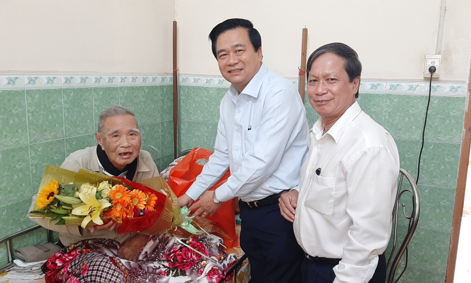 Bí thư tỉnh ủy Phạm Văn Rạnh thăm, tặng quà AHLLVT vũ trang Nguyễn Văn Chiểu