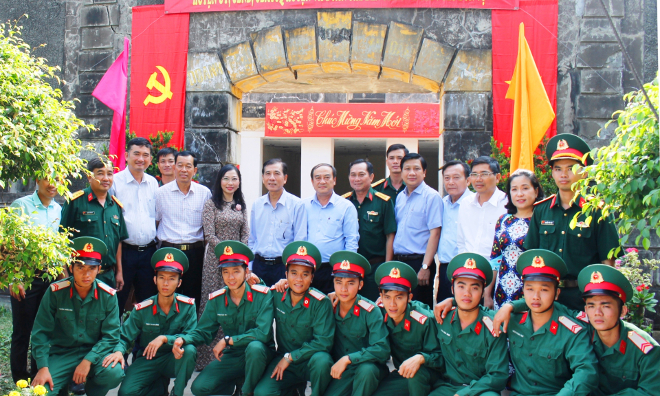 Đoàn lãnh đạo tỉnh Long An đến thăm và chúc tết cán bộ, chiến sĩ Trung đội pháo 105