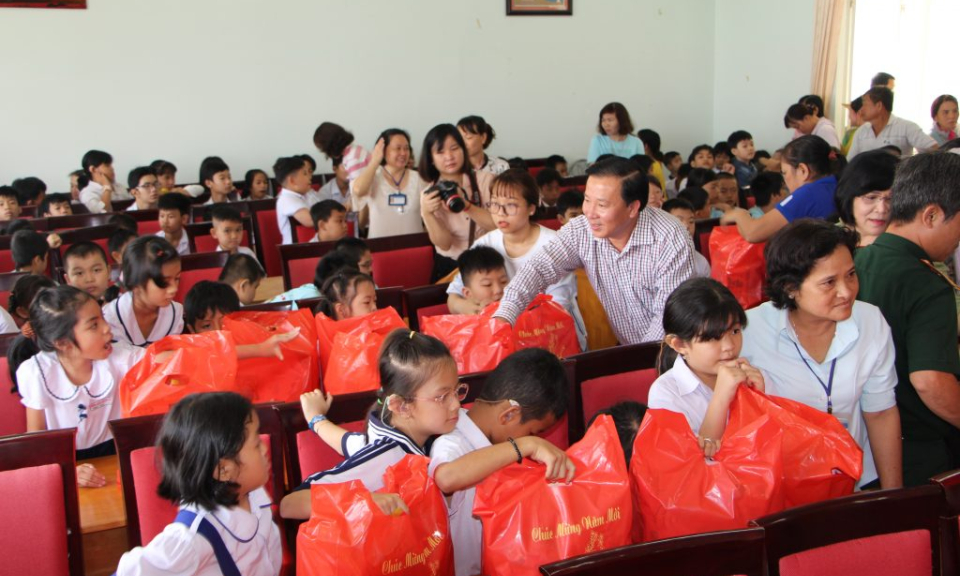 Lãnh đạo Tỉnh tặng quà Tết tại các trung tâm chính sách, xã hội