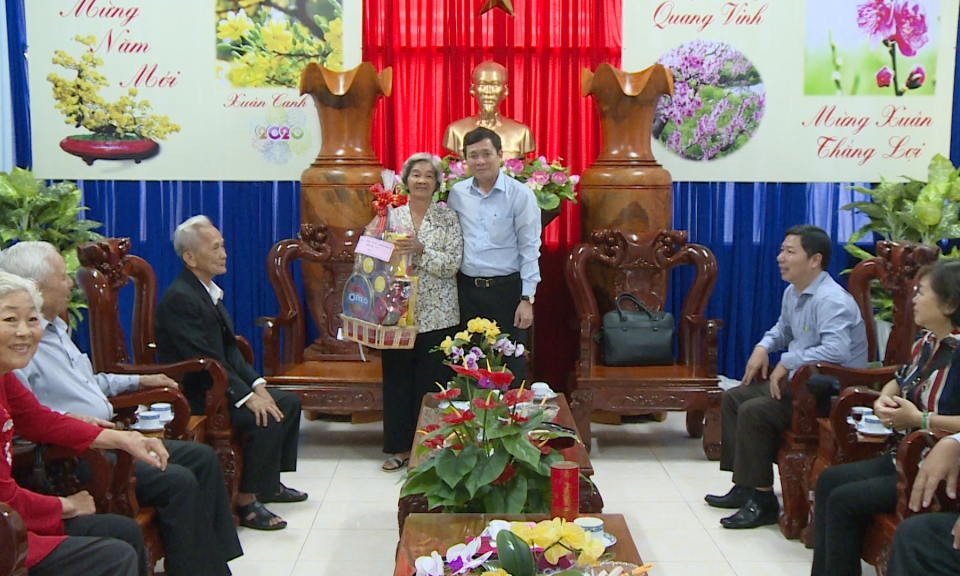 Lãnh đạo tỉnh Long An thăm và tặng quà các đối tượng chính sách