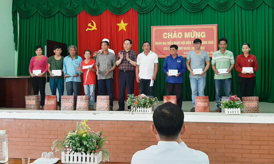 Kiến Tường – Đại biểu Quốc hội Hoàng Văn Liên tặng quà tết cho hộ nghèo và gia đình chính sách