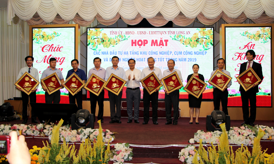 Long An họp mặt các nhà đầu tư hạ tầng khu, cụm công nghiệp và doanh nghiệp hoạt động tốt năm 2019