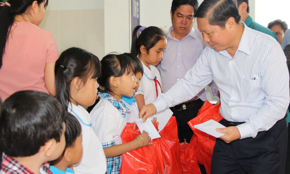 Thứ trưởng Bộ Lao động Thương binh và Xã hội Lê Tấn Dũng tặng quà học sinh nghèo, có hoàn cảnh đặc biệt khó khăn