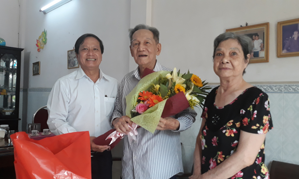 Bí thư thành ủy Tân An-Trần Kim Lân chúc tết đảng viên cao niên, các cơ sở tôn giáo