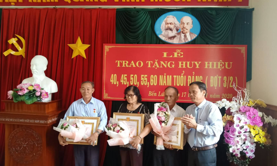 Bến Lức trao tặng huy hiệu Đảng cho các đồng chí đảng viên cao niên