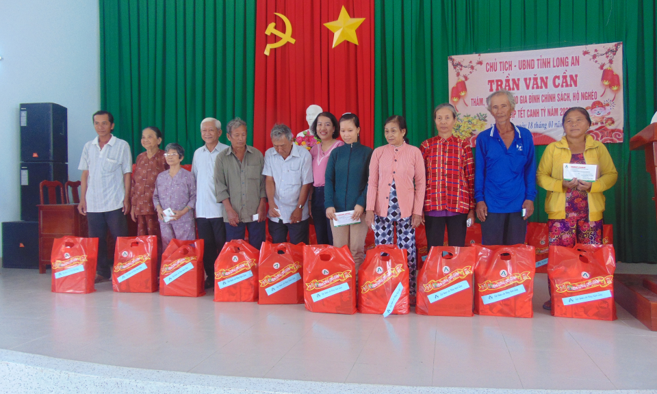 Chủ tịch UBND Tỉnh Trần Văn Cần tặng quà cho gia đình chính sách, hộ nghèo Huyện Châu Thành