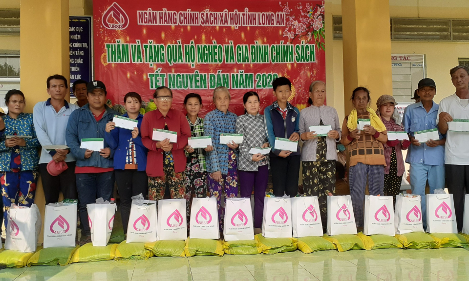 Tân Hưng: tặng quà tết cho hộ nghèo, gia đình chính sách