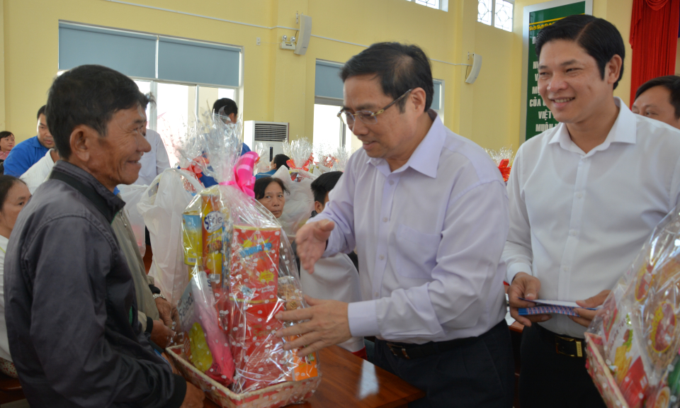 Ông Phạm Minh Chính -Trưởng Ban Tổ chức TƯ trao tặng quà cho các gia đình chính sách tại Đức Hòa, Cần Giuộc