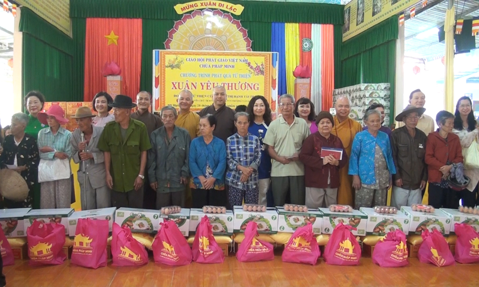 Đức Hòa, Tân Thạnh: Trao quà tết