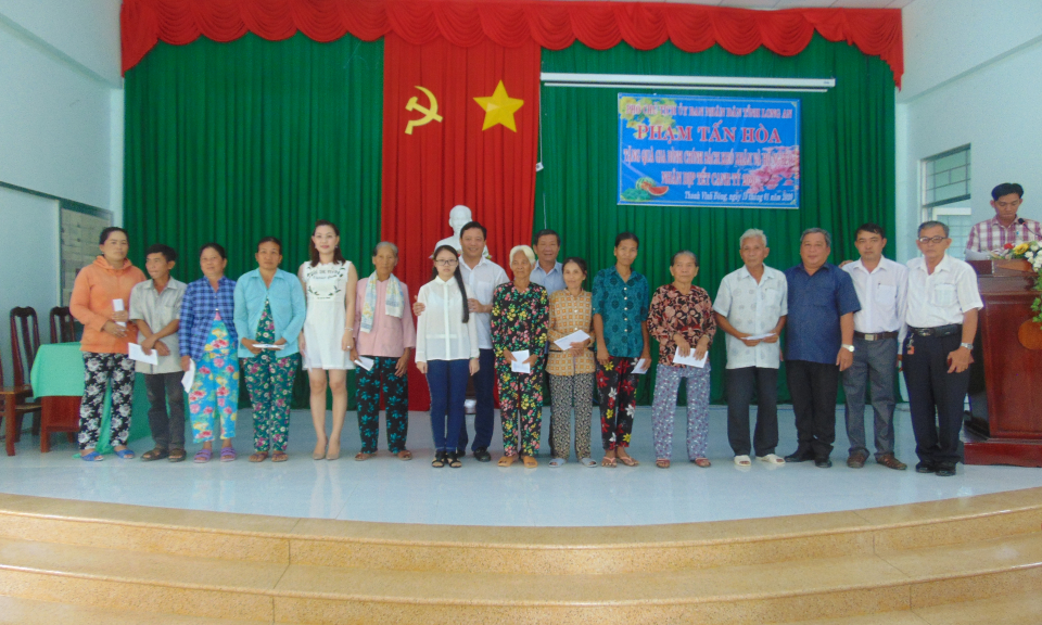Phó chủ tịch UBND tỉnh Phạm Tấn Hòa tặng quà cho gia đình chính sách, hộ nghèo Châu Thành