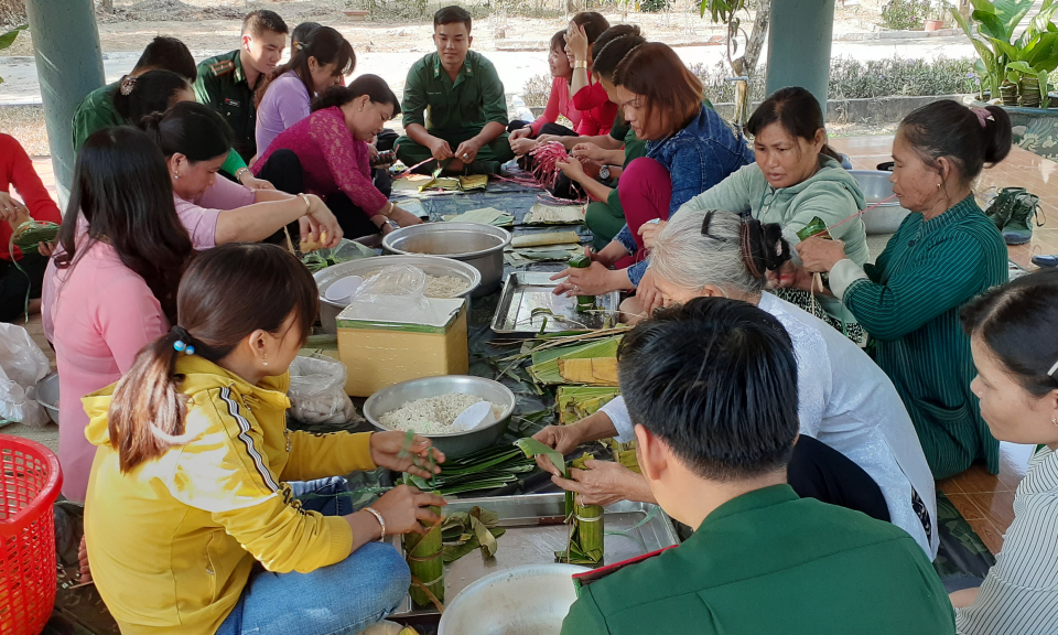 Tân Hưng: Hội Liên hiệp phụ nữ gói bánh tét tại Đồn biên phòng Sông Trăng