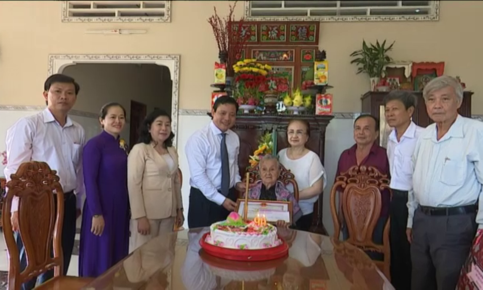Phó Chủ tịch UBND Tỉnh Phạm Tấn Hòa mừng thọ người cao tuổi tại Tân Trụ