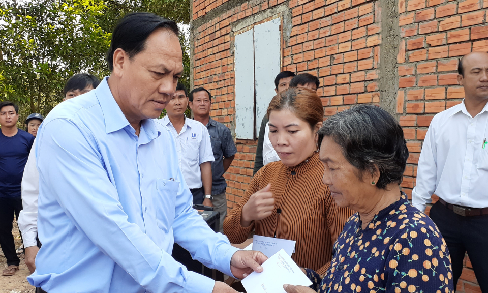 Trao quà tết cho người nghèo tại Tân Hưng, Đức Huệ
