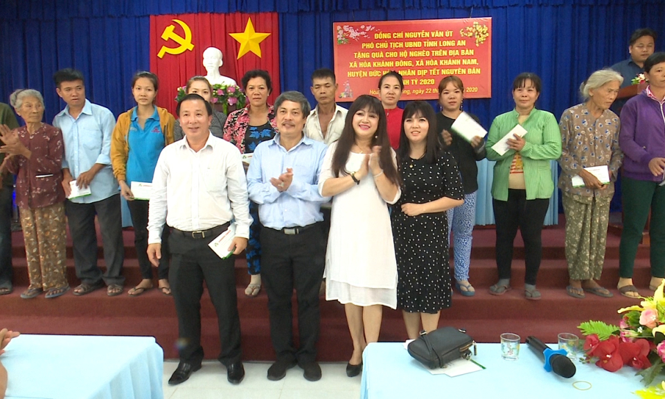 Phó chủ tịch UBND tỉnh Nguyễn Văn Út trao quà tết cho các gia đình chính sách, hộ nghèo