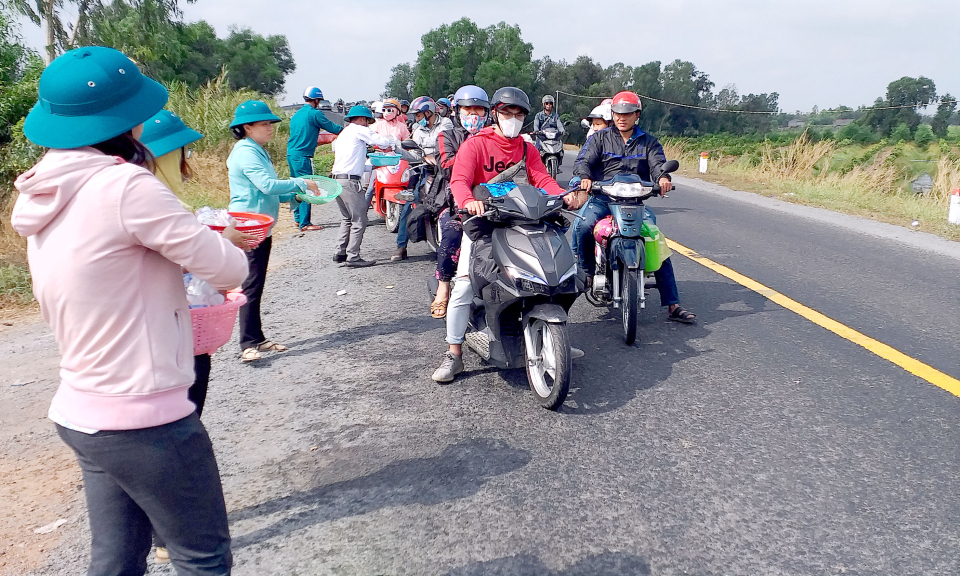 Tân Thạnh: Đoàn thanh niên xã Nhơn Ninh phát nước miễn phí cho người đi đường