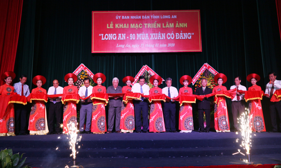 Khai mạc triển lãm ảnh “Long An – 90 mùa xuân có Đảng”