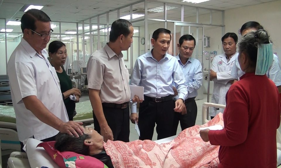 Lãnh đạo huyện Đức Hòa thăm và tặng quà các bệnh nhân đang nằm điều trị tại Bệnh viện Đa khoa Khu vực Hậu Nghĩa.