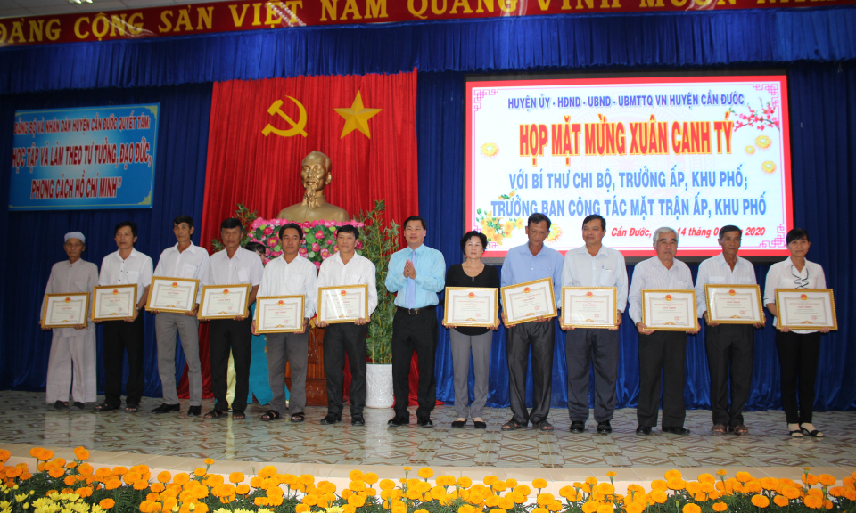 Cần Đước: Họp mặt Bí thư chi bộ, Trưởng ấp-khu phố mừng xuân Canh Tý 2020