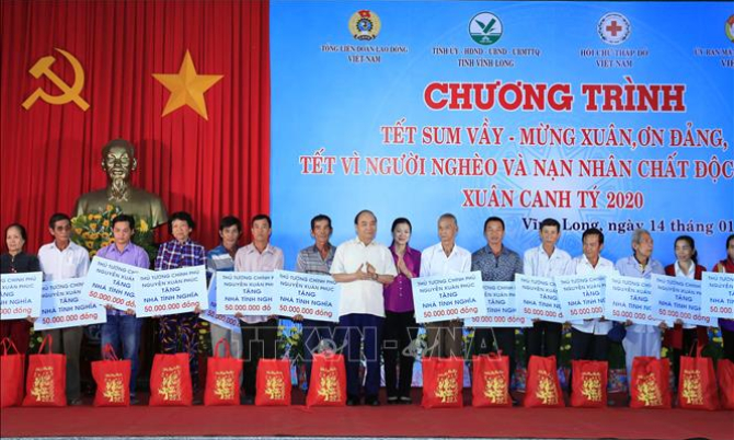 Thủ tướng thăm hỏi, tặng quà các đối tượng chính sách tỉnh Vĩnh Long