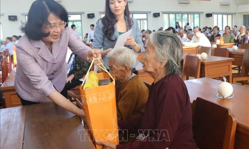 Phó Chủ tịch nước thăm, tặng quà Tết tại Tiền Giang