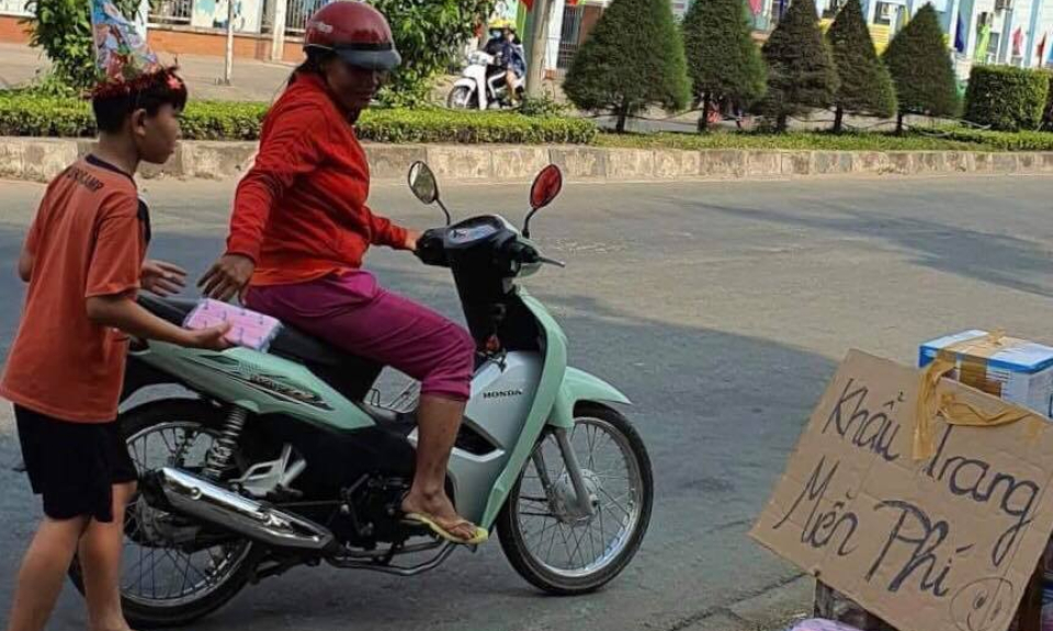 Bến Lức, Cần Đước: Phát khẩu trang chủ động phòng tránh virus corona