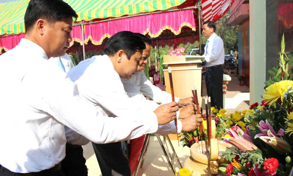 Huyện ủy Cần Đước dâng hương, dâng hoa tại nền Nhà hội nơi thành lập chi bộ Đảng đầu tiên
