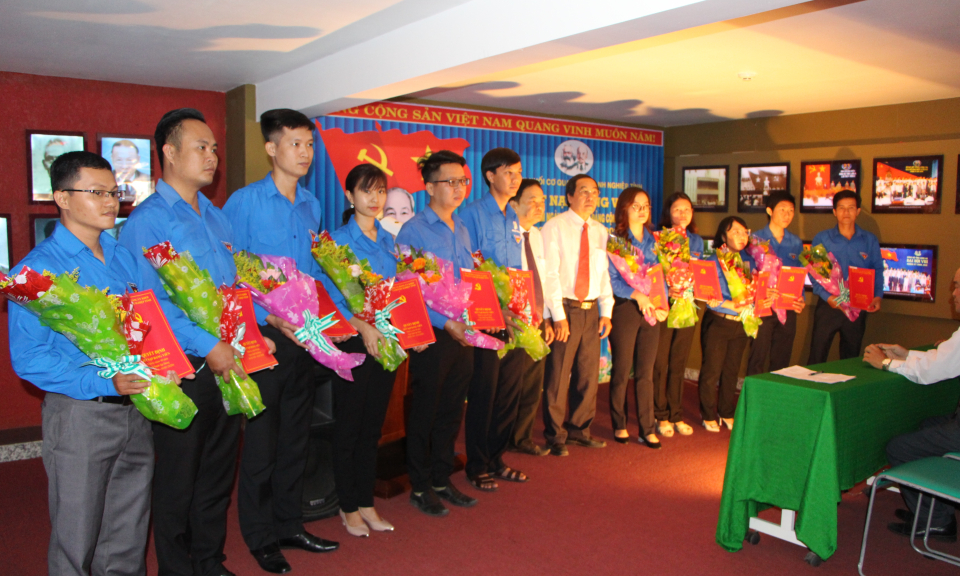 Kết nạp đảng viên mới nhân kỷ niệm 90 năm Ngày thành lập Đảng