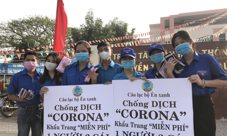 Cấp phát khẩu trang y tế và tuyên truyền phòng chống dịch Corana đến hộ gia đình
