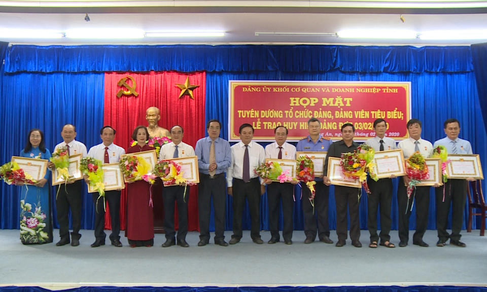Đảng ủy khối Cơ quan và Doanh nghiệp tỉnh tuyên dương tổ chức Đảng, đảng viên tiêu biểu