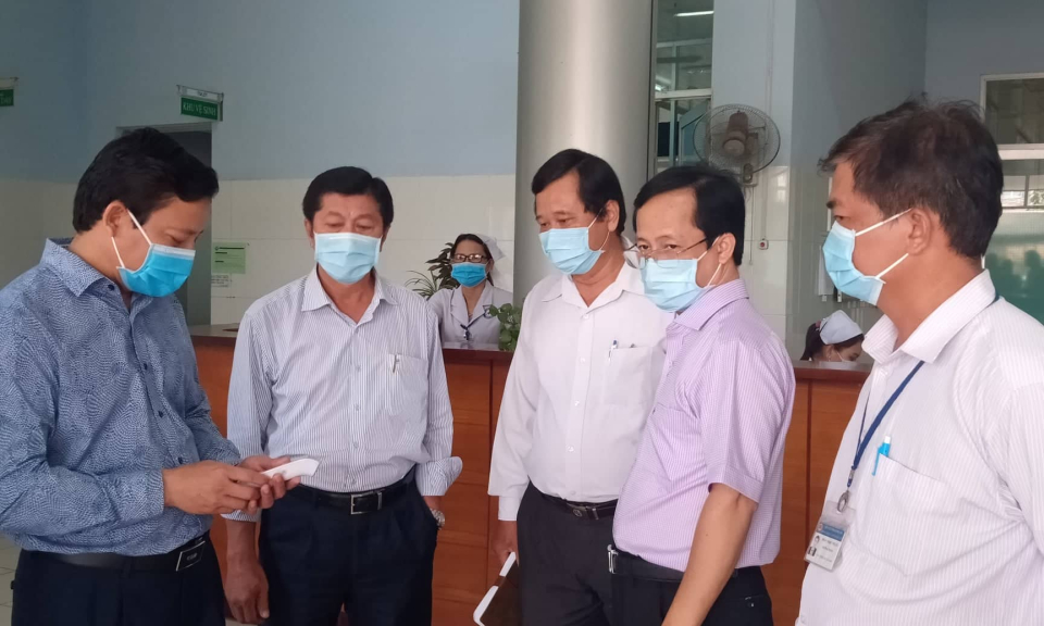 Phó chủ tịch UBND tỉnh Phạm Tấn Hoà kiểm tra công tác phòng chống bệnh viêm đường hô hấp cấp tại Bến Lức