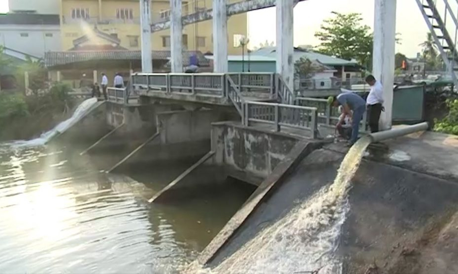 Long An chủ động bơm nước cứu lúa trước hạn, mặn