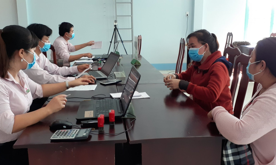 Tân Hưng: Ngân hàng chính sách xã hội huyện cùng chung tay phòng, chống virut Corona