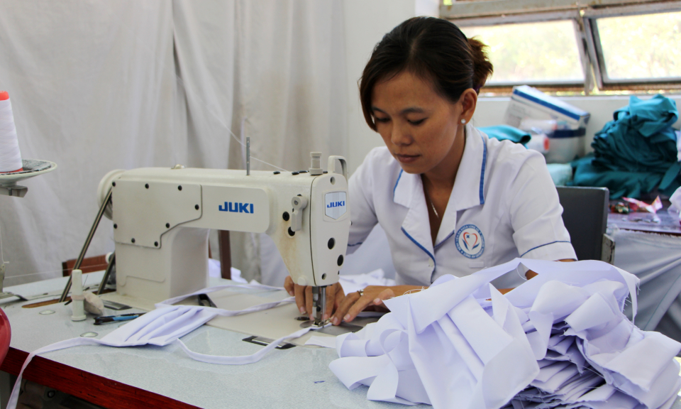 Bệnh viện đa khoa Long An: Nhân viên y tế trở thành thợ may khẩu trang “bất đắc dĩ”