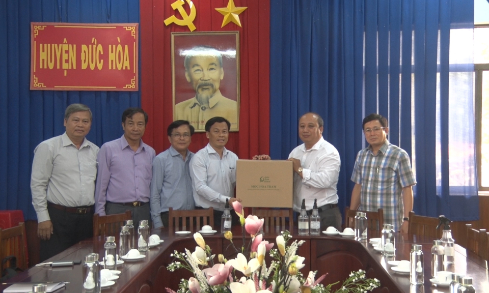Công ty TNHH dược phẩm dược liệu Mộc Hoa Tràm tặng 1.200 chai nước rửa tay khô cho huyện Đức Hòa