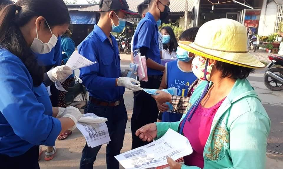 Đức Hòa: Phát trên 16.000 khẩu trang y tế miễn phí cho người dân